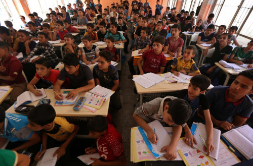 على أبواب المدارس.. يتسرب الغد من بين الأصابع