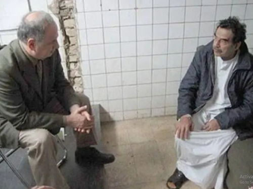 ماذا دار بين الجلبي وصدام في صورتهما الشهيرة بعد الاعتقال؟