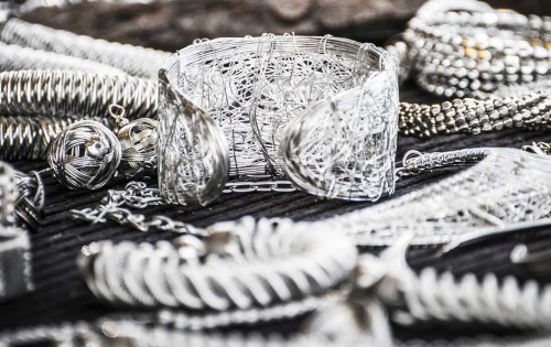 سعر الفضة يصل لأعلى مستوى في التاريخ ويتجاوز 66 دولاراً