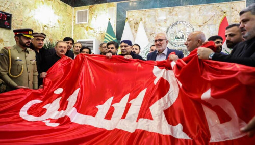 بالصور:الرئيس الباكستاني يزور مرقد الحسين الشهيد في كربلاء ويتبرك براية الامام الحسين (عليه السلام)