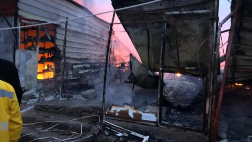 حريق واسع يلتهم 30 محلاً داخل مخيم للإيزيديين في زاخو