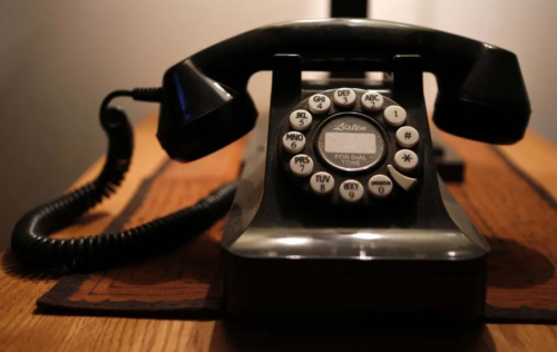 العراق يدرس إعادة تفعيل خدمة الهاتف الأرضي بصيغة حديثة