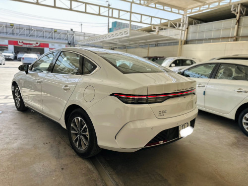 فرض تعرفة جديدة على السيارات "الهجينة" بدءاً من 2026