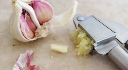 ماذا يحدث لأعراض الزكام عند تناول الثوم بانتظام؟