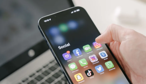 فرنسا تعتزم منع الأطفال دون الـ15 من استخدام شبكات التواصل الاجتماعي