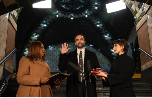 “على نسخة من القرآن الكريم ”.. زهران ممداني المعارض لترامب يؤدي اليمين ويتولى رسميا رئاسة بلدية نيويورك