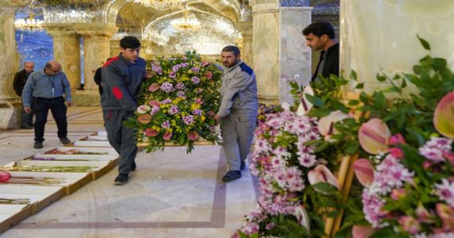 بالصور:غسل أرجاء المرقد العلوي وتهيئة أكثر من مليون وردة بمناسبة ولادة الإمام علي (عليه السلام)