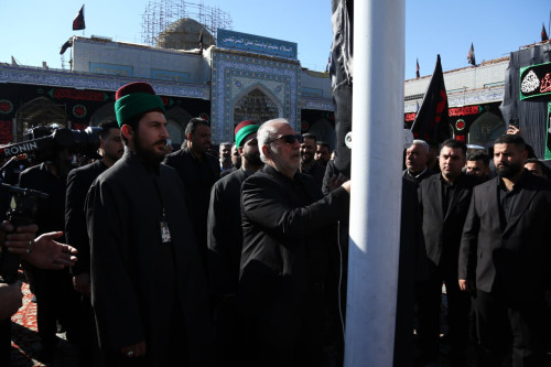 في ليلة وفاة العقيلة:العتبة الحسينية ترفع راية الحزن في مقام التل الزينبي امام الزائرين(صور)