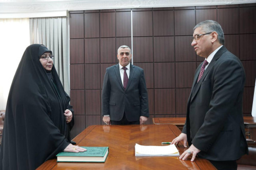 آمنة الأسدي تؤدي اليمين الدستورية عضواً في مجلس محافظة كربلاء المقدسة .