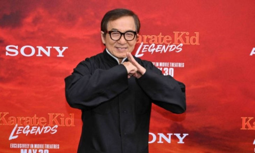 الممثل الشهير جاكي شان يبكي متأثرا على أطفال غزة