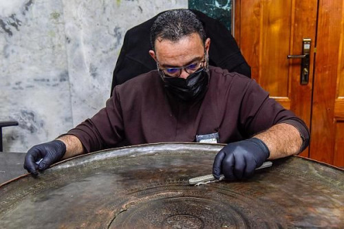 متحف الكفيل للنفائس والمخطوطات في كربلاء ينهي اعمال ترميم آنية تعود لاكثر من ثلاثة قرون