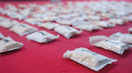 كانت محمّلة ببالونات.. العراق يضبط أكثر من 140 ألف حبة مخدرات (فيديو)