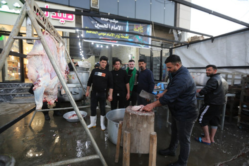 يحرص على تقديم الاف الوجبات يومياً.. موكب من الناصرية تميز بنحر الابل والبقر لإعداد الطعام للزائرين