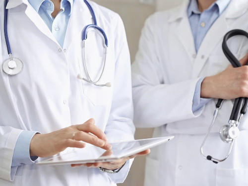 نقابة أطباء العراق تحمّل الحكومة مسؤولية تأخير تعيين دفعة 2024