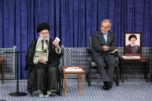 بيزشكيان: أي هجوم محتمل على السيد الخامنئي يمثّل حرباً شاملة ضد إيران