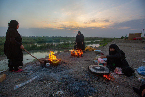 الإنسان بين مطرقة العمل وسندان الحياة: هل نعمل لنعيش أم نعيش لنعمل؟