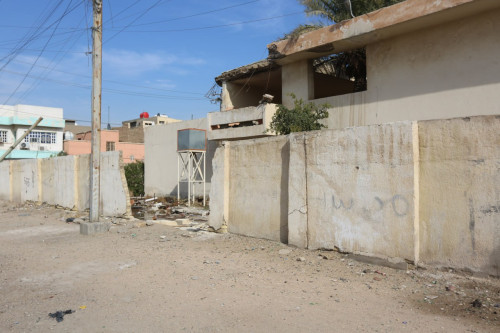 منذ عام ونصف.. مدرسة اعدادية في بغداد سياجها يتساقط جزء بعد آخر وطلبتها عرضه للمخاطر