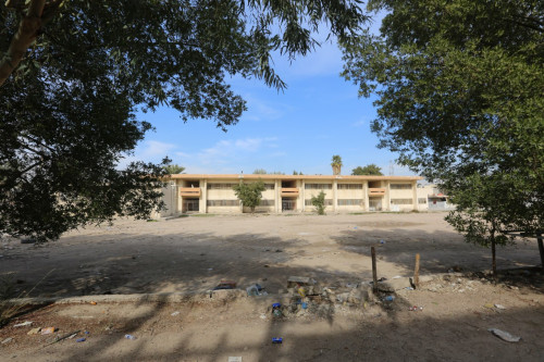 منذ عام ونصف.. مدرسة اعدادية في بغداد سياجها يتساقط جزء بعد آخر وطلبتها عرضه للمخاطر