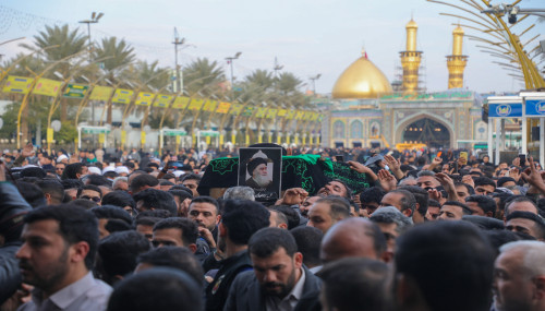 بحضور نجل السيد السيستاني: الشيخ عبد المهدي الكربلائي يصلي على جثمان السيد هادي السيستاني بالصحن الحسيني الطاهر