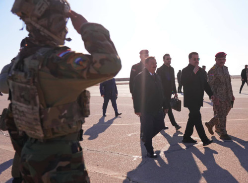 طائرات F-16 أقلعت خلال الزيارة.. السوداني يصل قاعدة عين الأسد (صور)