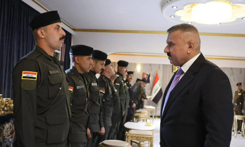 وزير الداخلية يكرّم فريقاً أمنياً من شرطة كربلاء بعد الإطاحة بسارقي أكثر من 300 مليون دينار