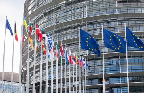 الاتحاد الأوروبي يحظر الغاز الروسي بدءاً من 2027