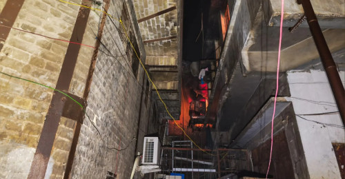 بغداد.. فرق الدفاع المدني تكافح حريقاً كبيراً في شارع الرشيد وتنقذ 4 عالقين