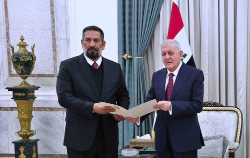 رئيس الجمهورية يسلم علي تركي مرسوم تعيينه محافظا لبابل (فيديو)