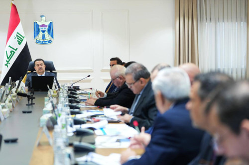 السوداني يوجه بإجراء مراجعة لقرارات حكومية أثرت على السوق العراقية