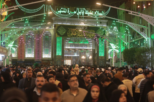 في ليلة الخامس عشر من شعبان... ملايين الزائرين يحييون ذكرى ولادة الامام المهدي (عليه السلام) في كربلاء(صور)