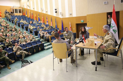 الناتو يكمل تدريب 200 مستشار استعدادًا للانتشار في العراق