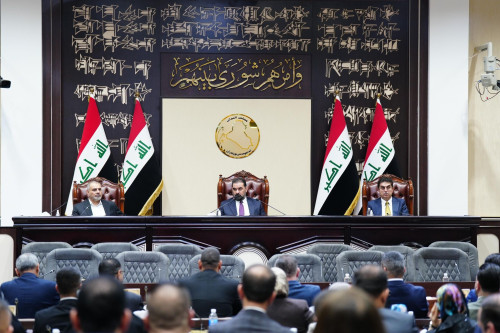 البرلمان يعقد جلسة لدقائق ويرفعها إلى إشعار آخر