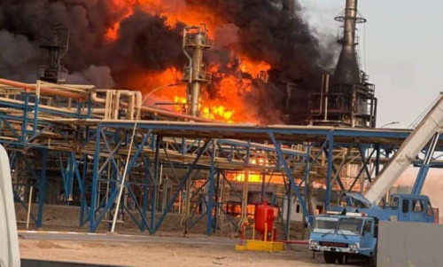 بعد السيطرة على الحادث:وفاة عامل وإصابة 13 آخرين في حريق مصفى بيجي