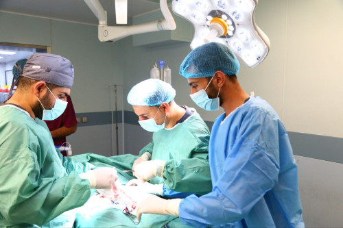 عبر الناظور والليزر.. طبيب في مستشفى السفير ينقذ مريض من رفع الكلى والجراحة التداخلية