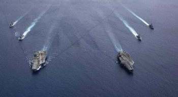 تقارير: الولايات المتحدة تحشد 16 سفينة حربية ونحو 40 ألف جندي في الشرق الأوسط