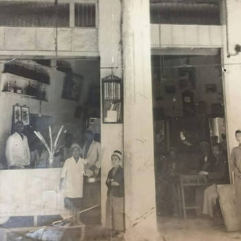 بائع الدوندرمة في كربلاء قديما :سيرة حرفة وذاكرة مدينة محل "نزهت الفرات" انموذجا