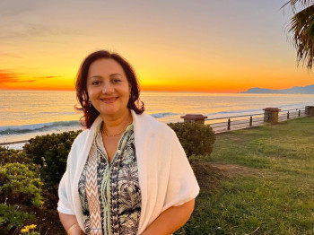 تنكيس العلم السويدي تكريماً لمسيرة طبيبة عراقية