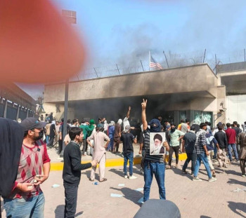 قتلى وجرحى خلال اقتحام محتجين على استشهاد السيد الخامنئي مقر القنصلية الأمريكية بكراتشي (فيديو)