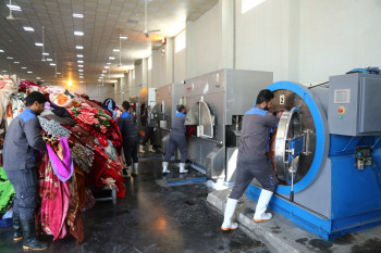 معمل غسل السجاد في العتبة الحسينية يغسل اكثر من نصف مليون قطعة خلال عام (2025).