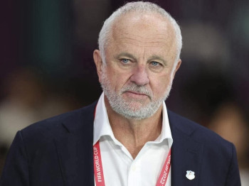 أرنولد يطالب الـ (فيفا) بخطة بديلة لملحق المونديال