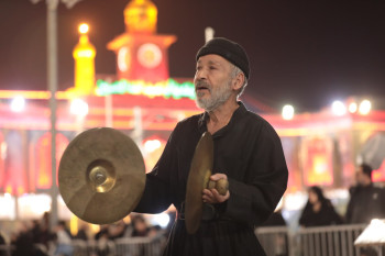 الكربلائيون يحرصون على اقامته.. عزاء استشهاد أمير المؤمنين علي بن ابي طالب (عليه السلام) عند مرقد الحسين(صور)