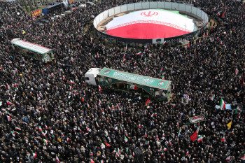 طهران : تشييع قادة إيرانيين استشهدوا في هجمات أمريكية إسرائيلية على العاصمة (صور)