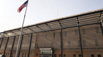 النيران اشتعلت بداخلها.. هجوم صاروخي على السفارة الأمريكية في العراق