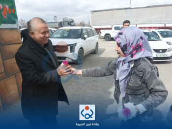 يوزعون عليهم الورود.. ايرانيون يوقفون قافلة العتبة الحسينية الاغاثية في أربع مدن