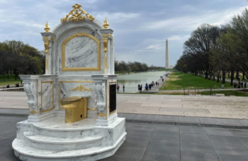 بالصورة.. أمريكيون يسخرون من ترامب بوضع “مرحاض ذهبي” له في واشنطن