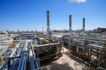 اضطرابات مضيق هرمز تواصل دفع النفط للصعود.. برنت عند 104.6 دولاراً