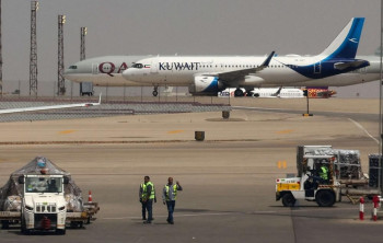 حريق كبير في مطار الكويت جراء استهداف خزانات الوقود بطائرات مسيرة