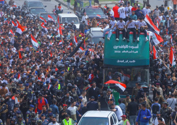 لاعبو المنتخب العراقي يتجولون في بغداد احتفالا بالتأهل لكأس العالم
