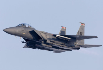 صحيفة بريطانية: مصير طيار المقاتلة الأمريكية المفقود قد يغير مسار الحرب في إيران وهناك “سيناريو خطير”