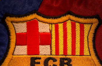 مهاجم عربي يقترب من ارتداء قميص برشلونة